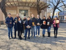 Младежите от ГЕРБ в Пловдив дариха книги за читалището в Скребатно