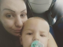 Ужас в градски автобус: Пиян мъж нападна с юмруци 2-годишно момченце