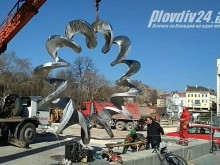 Започна демонтирането на фонтана пред бившия Партиен дом!