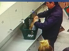 Подла постъпка в магазин "Триумф", издирват този мъж!