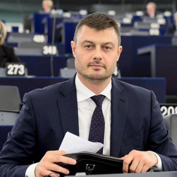 Фейсбук
Евродепутатът Николай Бареков планира да се върне в училище като