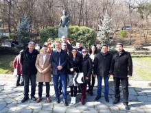 Младежи раздадоха картички за 146-годишнината от смъртта на Левски