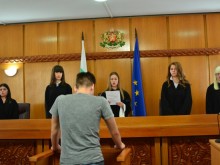 Десетокласници подготвят възстановка на съдебен процес по действителен случай