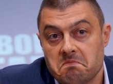 Клас стани! Влиза учителят Николай Бареков!