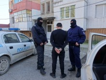 Клиент на бензиностанция забеляза нещо нередно наоколо и позвъни където трябва