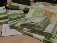 Крадливата банкерка, присвоила близо половин млн. лева, остава в ареста