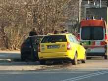 Катастрофа с такси в Пловдив, има линейка и полиция!