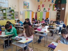Европейската комисия се разграничи от скандалната анкета в училищата