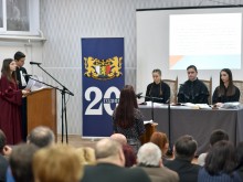 Десетокласници "осъдиха" на 8 години затвор мъж, стресирал студентка