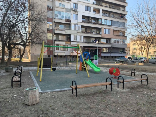 Изцяло обновена бе детската площадка на улица Никола Чернишевски в