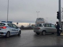 Кола се вряза в стълб на една от най-широките улици в Пловдив
