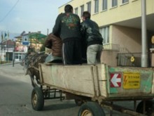 Кола се натресе в каруца, водачът се отърва само със счупен крак