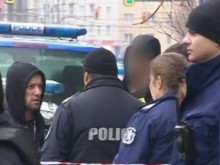 Неадекватен младеж помете с такси трима полицаи