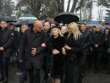 Хиляди изпратиха Шабан Шаулич в последния му път! Погребаха го с пари в ръка