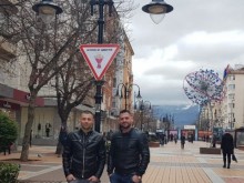 "Купи й цветя" и цената на малките жестове