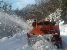 Заради обилния сняг затвориха прохода Троян-Кърнаре