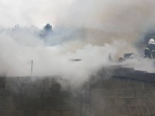 Къща пламна в "Аспарухово", съседи се втурнаха да гасят!