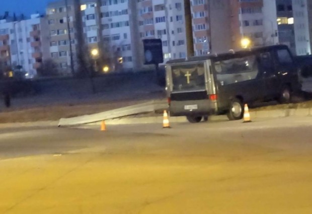 Катафалка на погребална агенция катастрофира тази сутрин в Благоевград след