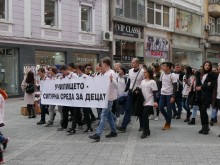 Облечени в розово, пловдивски ученици шестваха по Главната
