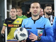 Реферът от двете големи дербита в България без наказание, но го пратиха на юноши в Коматево