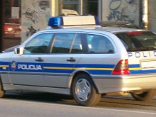 Баща хвърли четирите си деца през прозореца, две са с опасност за живота