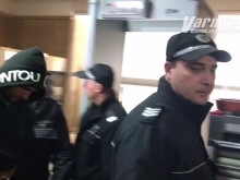 Докараха окован във вериги Борислав, който уби зверски съпругата си