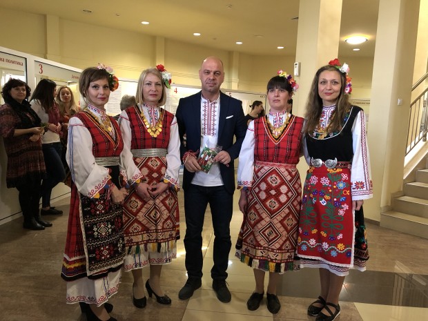 Кметът на Тракия Костадин Димитров и  неговият екип облякоха снежнобели