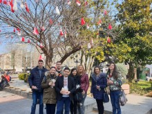 Младежи подариха мартенички и настроение на пловдивчани