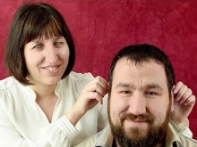 Незрящи брат и сестра помагат на хора да си намерят работа