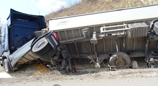 ТИР катастрофира тази сутрин на автомагистрала Струма край Дупница. Товарният