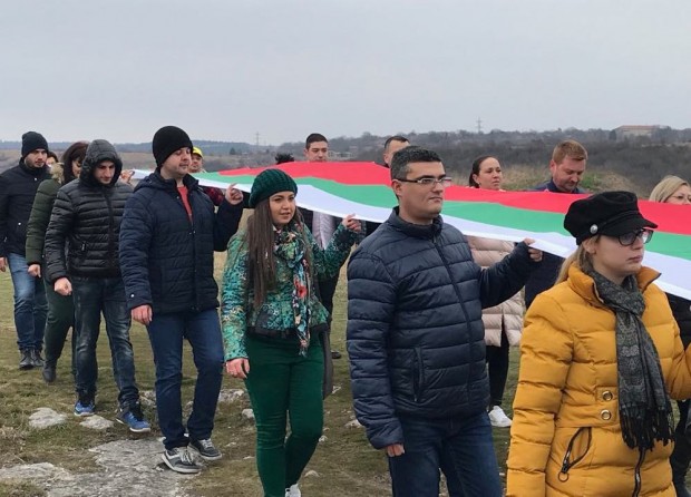 По повод националния празник на България Младежи ГЕРБ подариха 12 метров