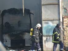 Пожар изпепели автобус и склад за дървени палети във Варна