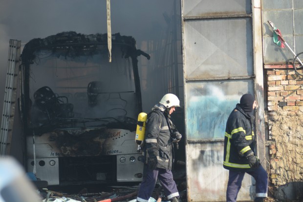 Varna24.bg виж галерията
Пожар гори в склад за дървени палети на