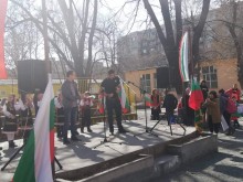 Пловдивско училище отбеляза 3-ти март с грандиозно тържество
