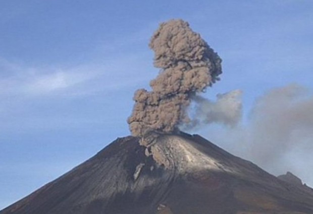 Вулканът Попокатепетъл в Мексико изригна с мощна експлозия която озари