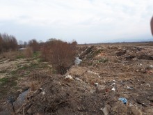 Екологична бомба в Стамболийски! Общината трупа незаконни сметища край река Марица