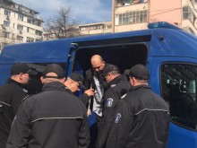 Ето го бащата-побойник, появи се с патерици в съда!