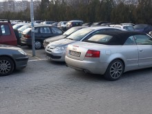 Този автомобил привлече вниманието на хората на паркинга на голям магазин в Пловдив