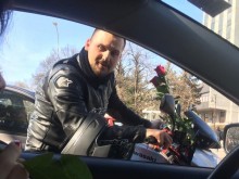 Мотористи раздават рози на дами из улиците на Варна, предават им важно послание