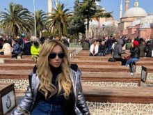 Всички шушукат за новия любовник на скандална плеймейтка