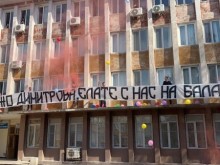 Ученици от пловдивска гимназия поканиха грандиозно класната си на бала