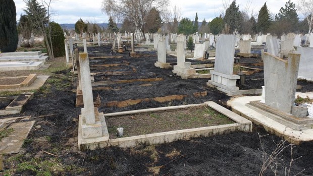 Фейсбук
50 гроба са опожарени заради незагасена свещ на гробището в