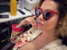 Скандална журналистка яхна луксозен "Мерцедес": Работя 24/7, мога да си го позволя!