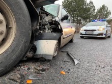 "Рено" се вряза в цистерна на главен път Е-79, жена е в тежко състояние