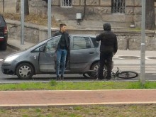 Очевидец: Само чух "туп", обърнах се и колоездачът вече лежеше на "Руски"