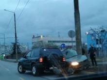 Джип премаза кола на варненски булевард, има пострадал!