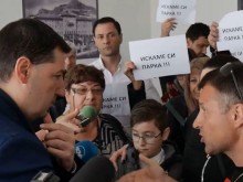 Протестиращи наобиколиха кмета и заявиха исканията си