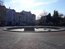 Фонтанът пред Общината очаква пеликаните си