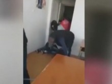Брутално видео показа как възпитател налага с юмруци ученици по време на час