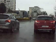 Много нахален шофьор "бродира" по "Пещерско"